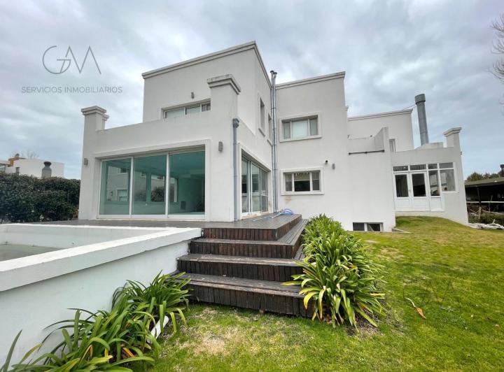 Casa · 450m² · 5 Ambientes · 2 Cocheras