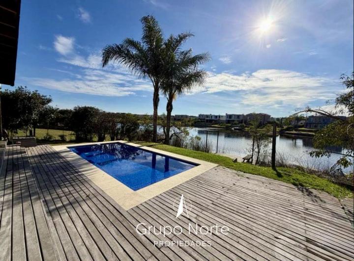 Casa · 300m² · 5 Ambientes · 6 Cocheras
