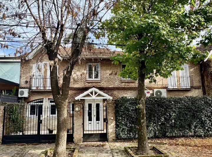 Casa · 180m² · 5 Ambientes