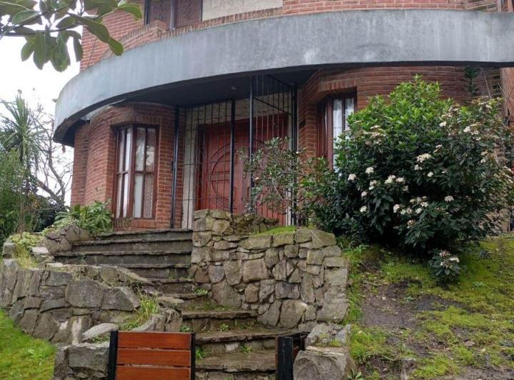 Casa · 240m² · 4 Ambientes · 2 Cocheras
