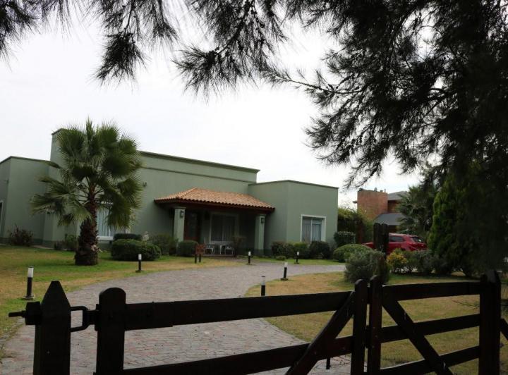 Casa · 201m² · 6 Ambientes · 3 Cocheras