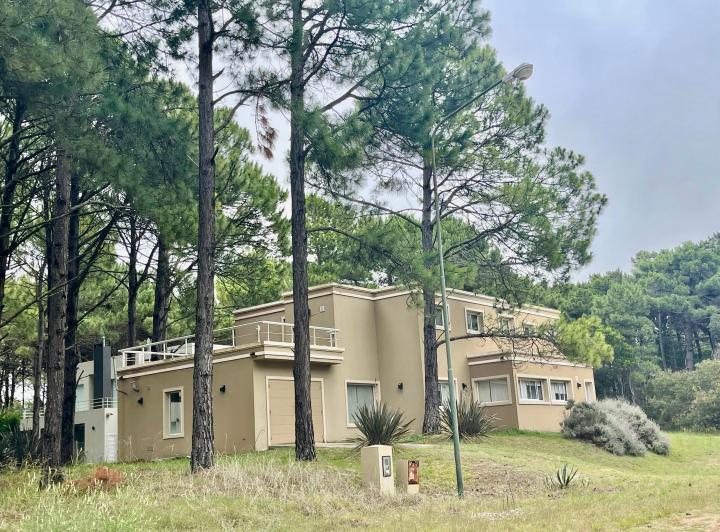 Casa · 320m² · 6 Ambientes · 1 Cochera
