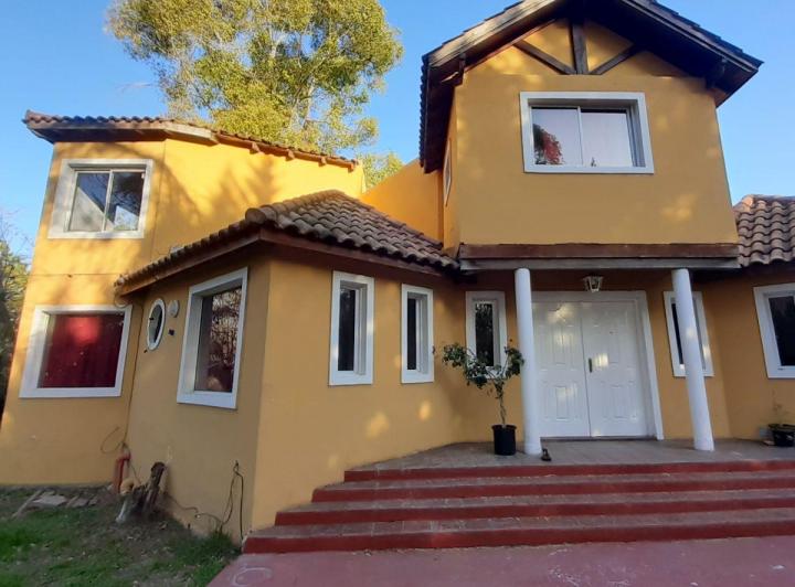 Casa · 300m² · 8 Ambientes · 4 Cocheras