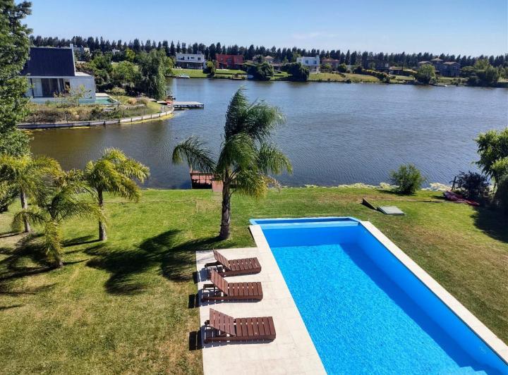 Casa · 340m² · 4 Ambientes · 6 Cocheras