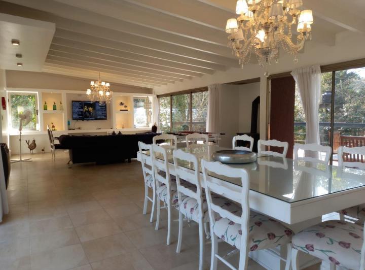 Casa · 370m² · 4 Dormitorios · 1 Cochera