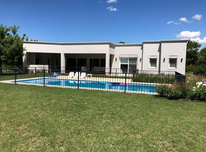 Casa · 290m² · 5 Ambientes · 3 Cocheras