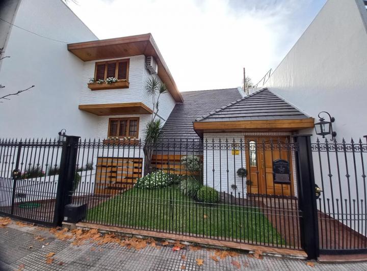 Casa · 209m² · 5 Ambientes · 3 Cocheras
