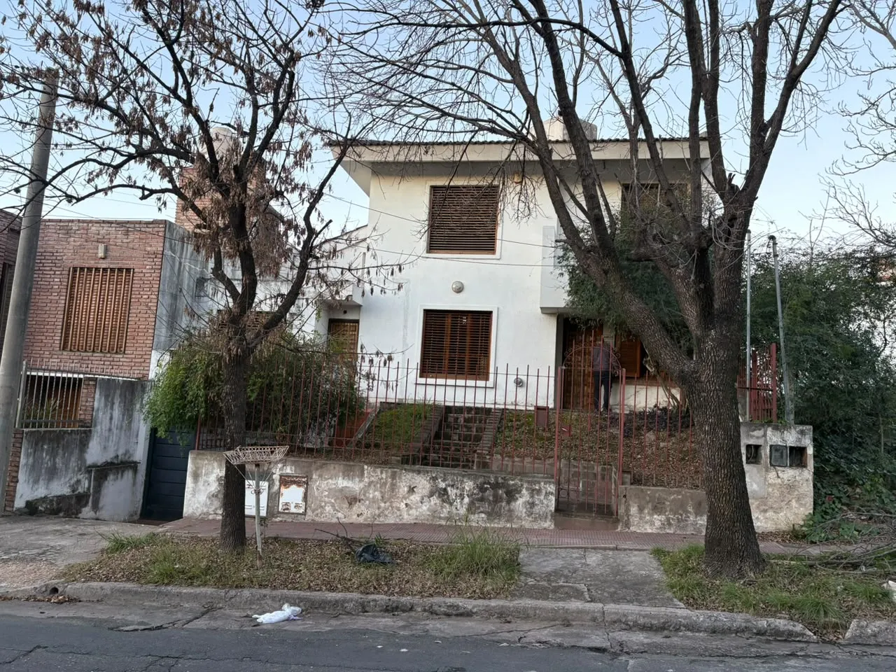Colinas de Velez Sarsfield * Oportunidad casa p/residencia, habitaciones * Doble ingreso