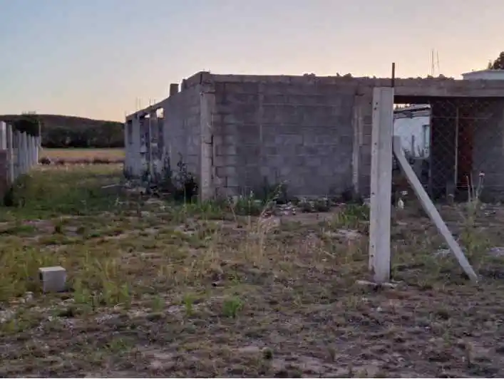 TERRENO - AGUA Y LUZ -CON CONSTRUCCION