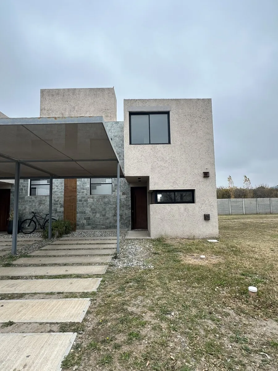 Se vende dúplex en barrio Distrito Sur
