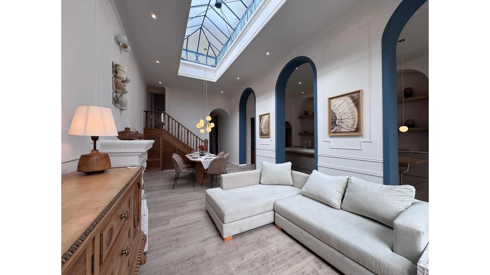 Casa de 4 dormitorios con cochera, pileta, jardín y terraza