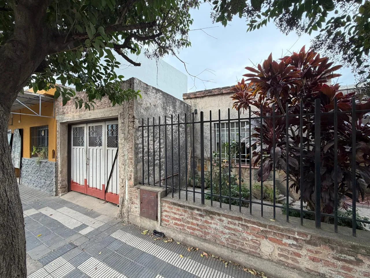 Casa en Venta de 3 Dormitorios con Cochera y Patio, Ideal Inversión