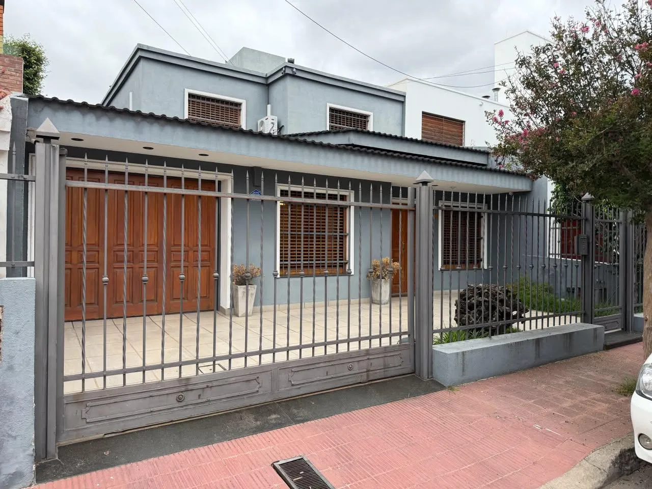 CASA DE CATEGORIA IMPECABLE CON PILETA Y QUINCHO