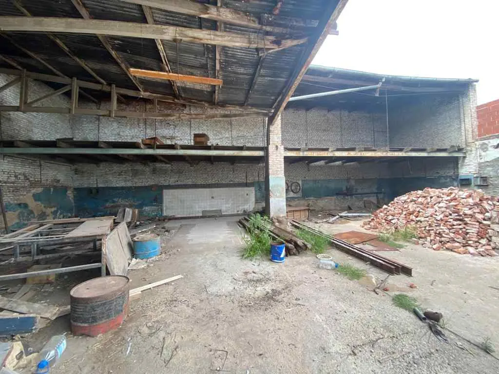 Bº San Vicente, ideal constructora, cocheras o local.