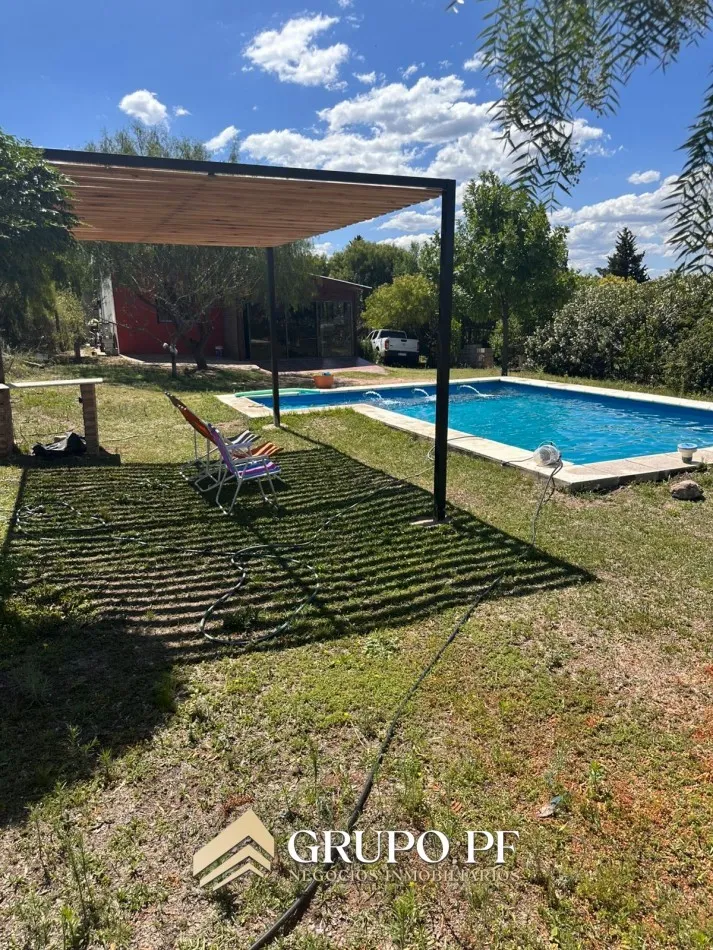 CASA, PILETA Y QUINCHO CON ASADOR. VILLA PARQUE SIQUIMAN.
