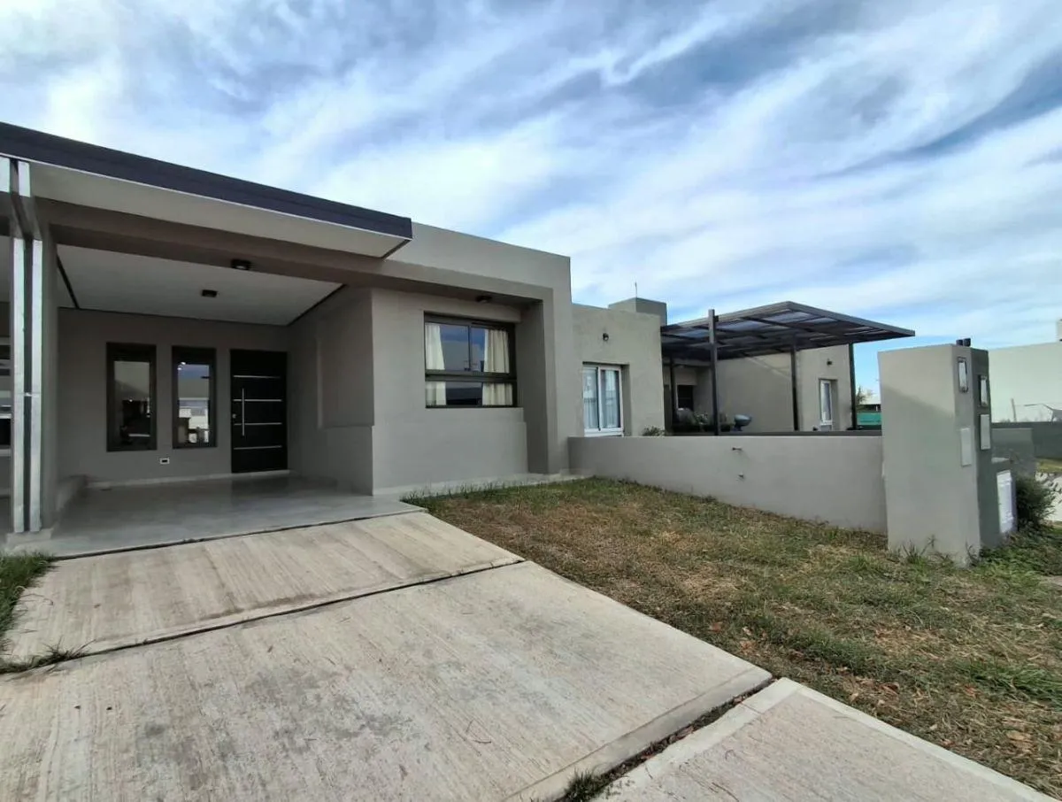 GRAN OPORTUNIDAD SE VENDE URGENTE - CASA  2 DORM. 2 BAÑOS ENTREGA USD 95.000 + CUOTAS