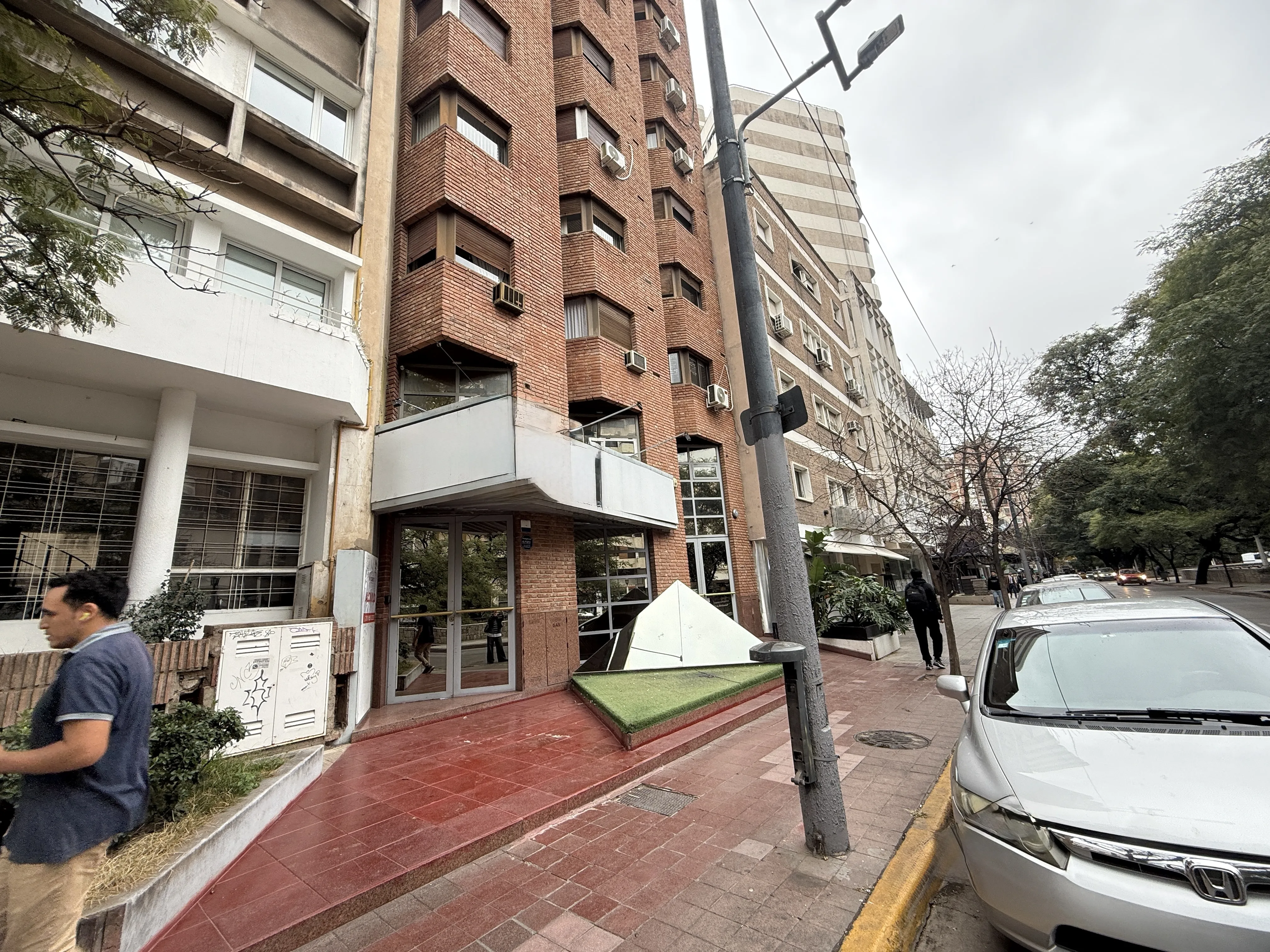 ALQUILER IMPORTANTE LOCAL COMERCIAL, PLATA BAJA Y SUBSUELO DE 383 MTS. SOBRE CAÑADA. CORDOBA
