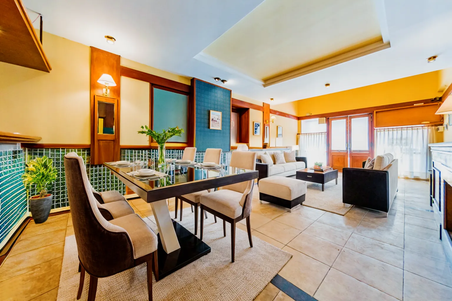Hotel. 4 dormitorios. 3 baños. Salón Bar. Patio. B Alta Córdoba.