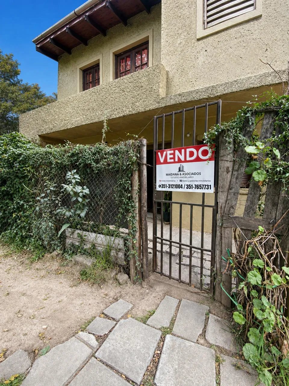 Vendo casa en Industrial Oeste  seis dormitorios mas departamento a reciclar con escritura