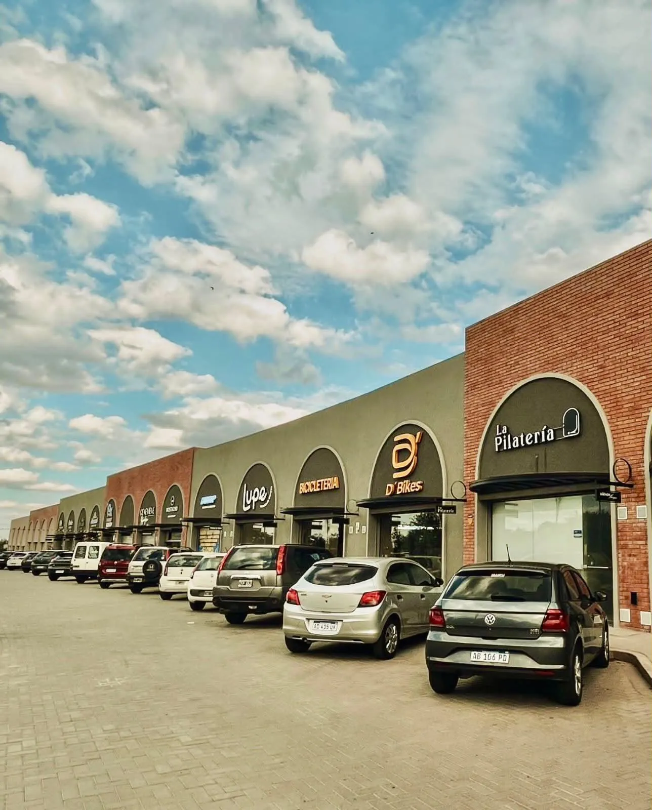 LOCAL EN VENTA - PASEO COMERCIAL ARCOS PLAZA - MANANTIALES I cRENTA !