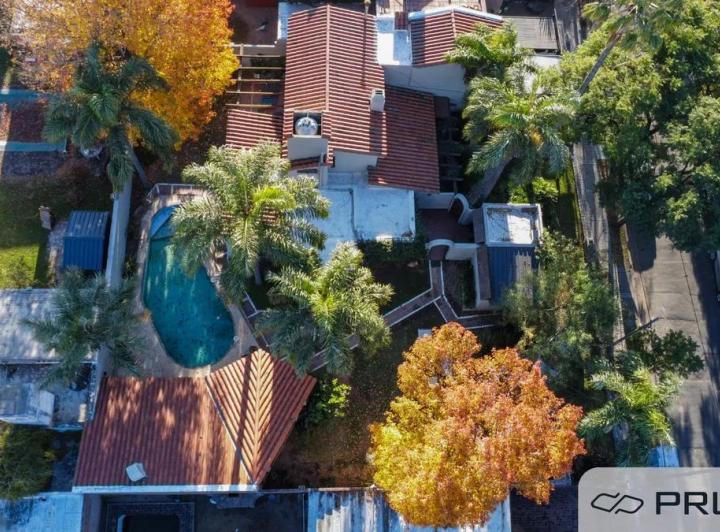 Casa · 331m² · 6 Ambientes · 2 Cocheras