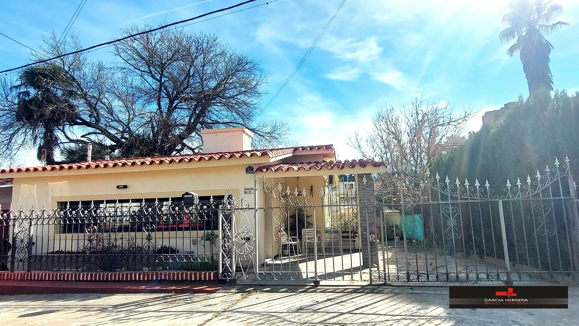 IMPECABLE CASA EN EXC. UBICACIÓN.