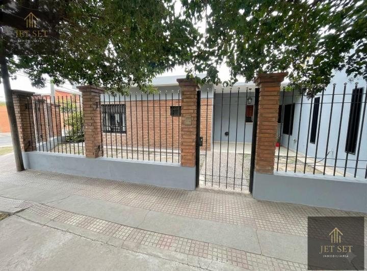 Casa · 211m² · 6 Ambientes · 4 Cocheras