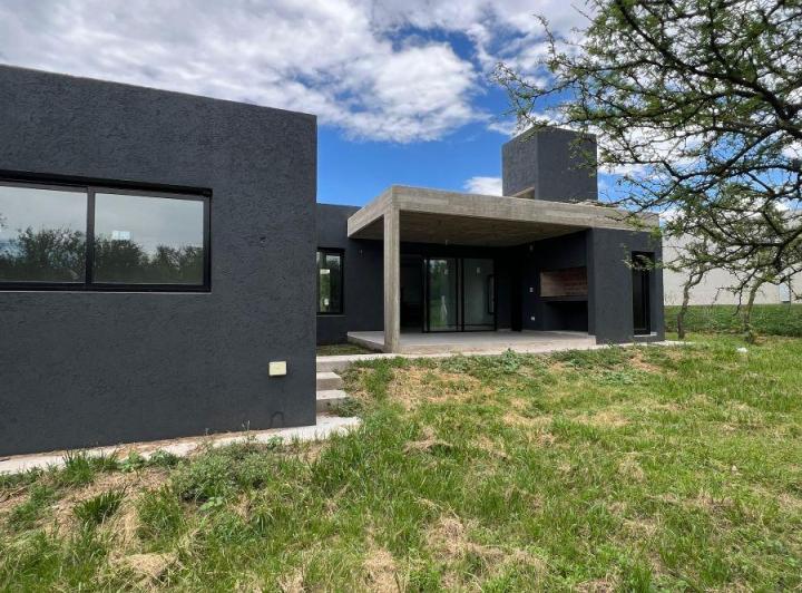 Casa · 220m² · 6 Ambientes · 2 Cocheras