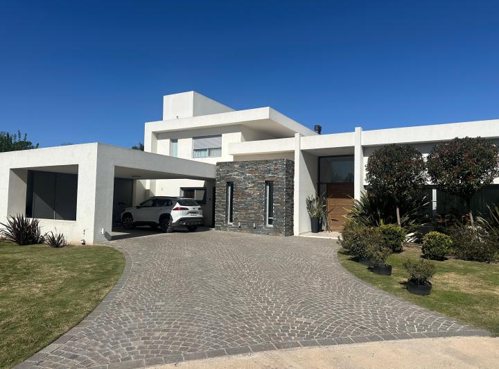 Casa · 593m² · 9 Ambientes · 2 Cocheras