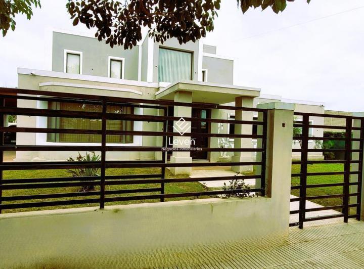 Casa · 178m² · 5 Ambientes · 2 Cocheras