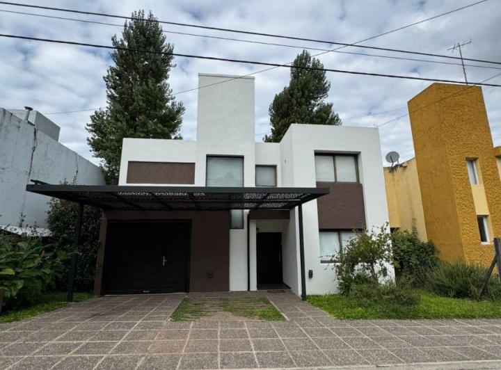 Casa · 220m² · 6 Ambientes · 2 Cocheras