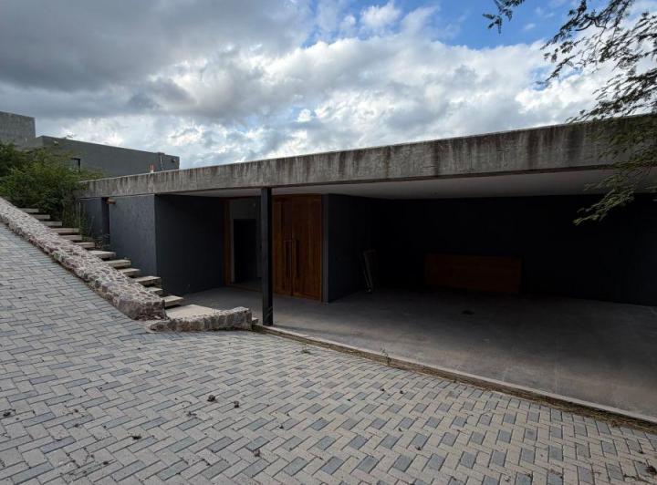 Casa · 280m² · 4 Ambientes · 2 Cocheras