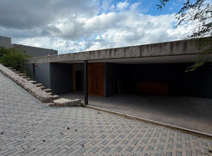 Casa · 280m² · 4 Ambientes · 2 Cocheras