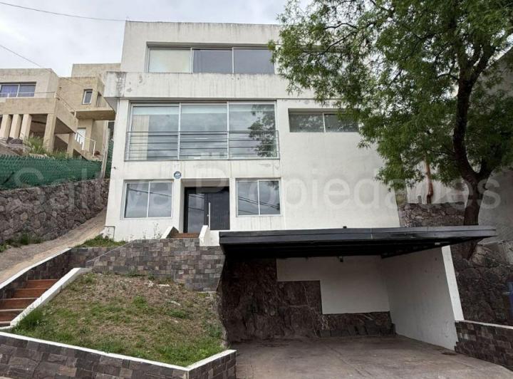 Casa · 258m² · 5 Ambientes · 2 Cocheras