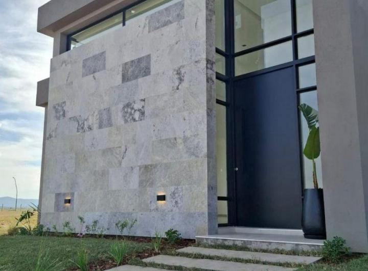 Casa · 183m² · 10 Ambientes · 2 Cocheras