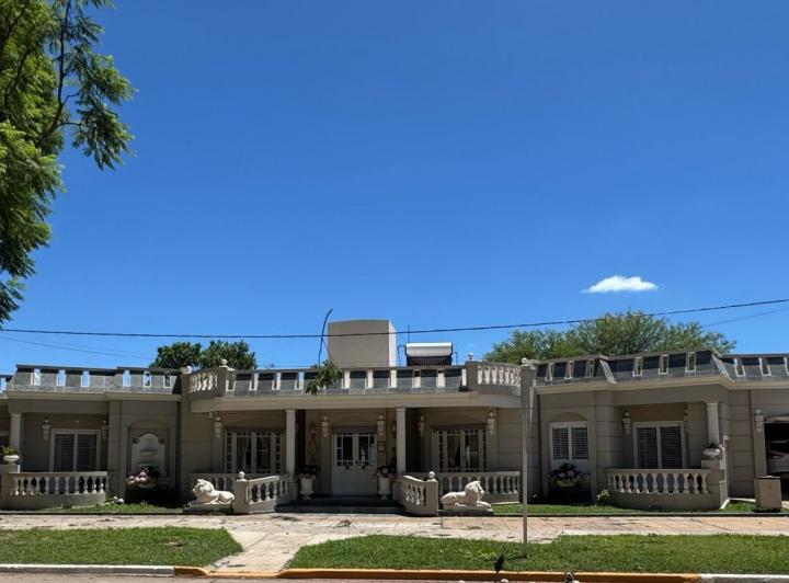 Casa · 320m² · 3 Ambientes · 2 Cocheras