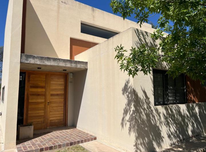 Casa · 200m² · 3 Dormitorios · 2 Cocheras