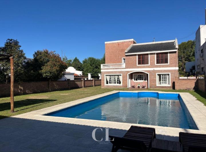 Casa · 379m² · 7 Ambientes · 1 Cochera
