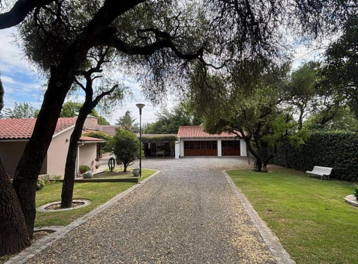 Casa · 580m² · 12 Ambientes · 1 Cochera