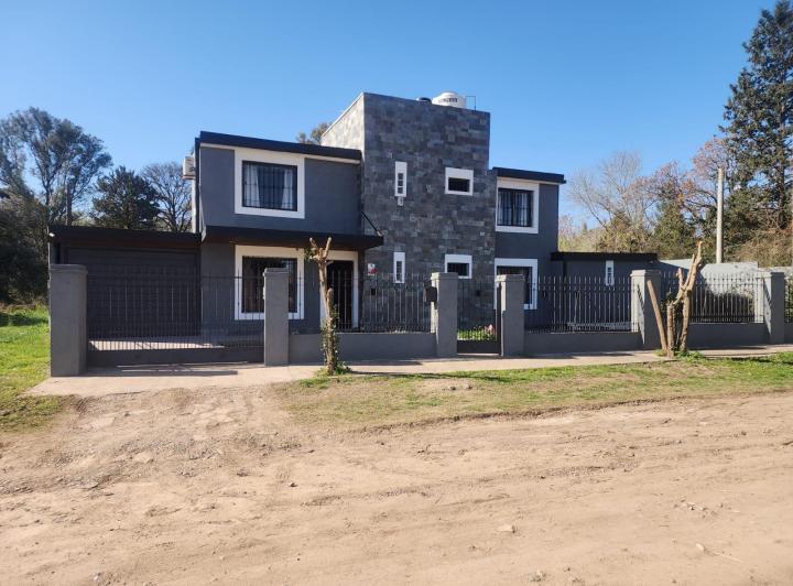 Casa · 320m² · 5 Ambientes · 1 Cochera