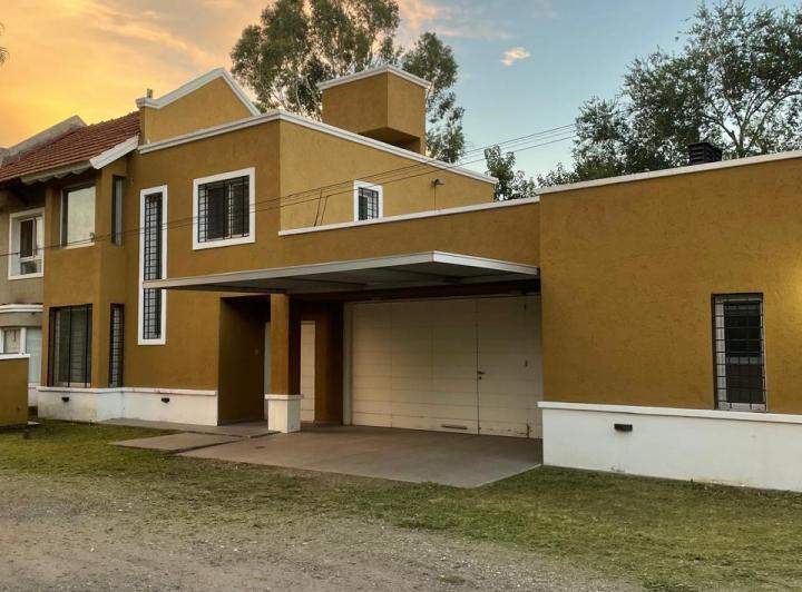 Casa · 202m² · 10 Ambientes · 3 Cocheras