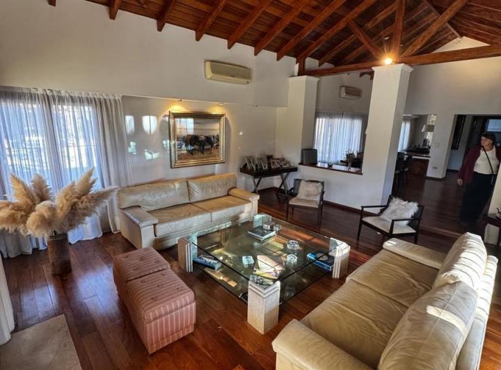 Casa · 433m² · 11 Ambientes · 4 Cocheras