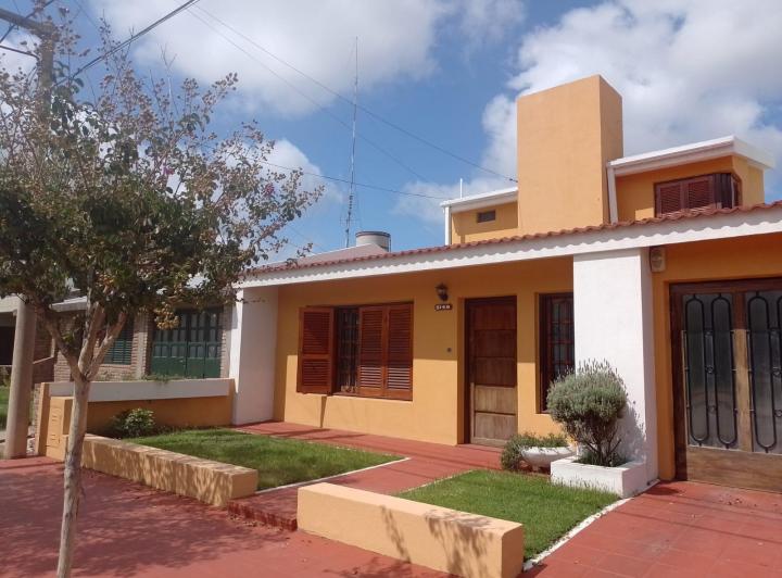Casa · 180m² · 8 Ambientes · 2 Cocheras