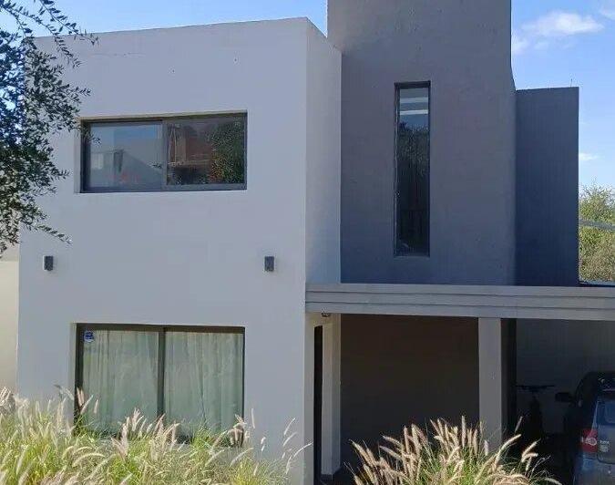 Casa · 160m² · 5 Ambientes · 2 Cocheras