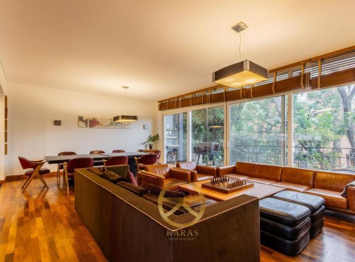 Casa · 300m² · 5 Ambientes · 2 Cocheras