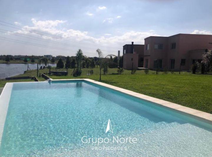 Casa · 271m² · 6 Ambientes · 4 Cocheras