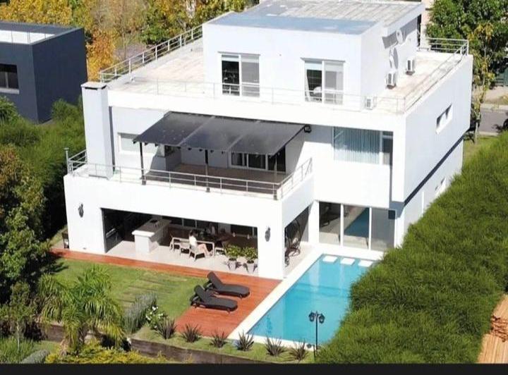 Casa · 520m² · 8 Ambientes · 3 Cocheras