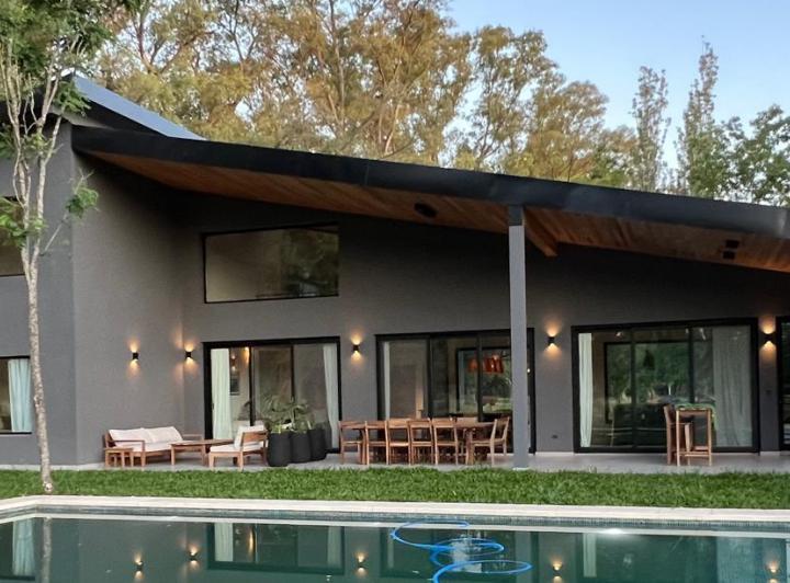 Casa · 300m² · 6 Ambientes · 2 Cocheras