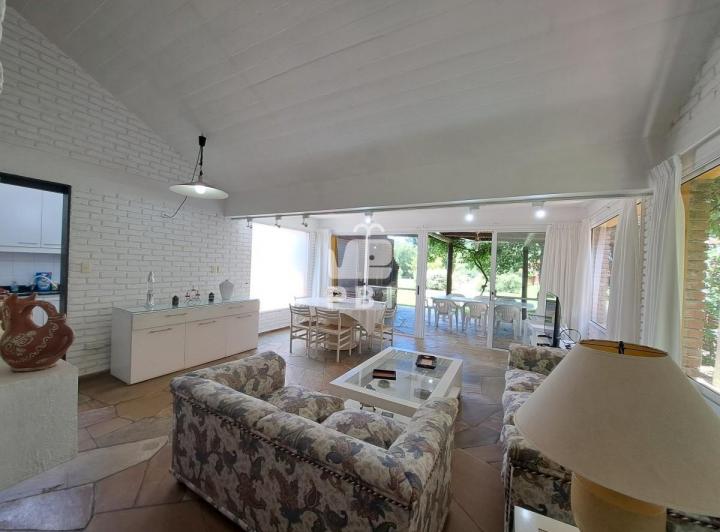 Casa · 1m² · 5 Ambientes · 1 Cochera