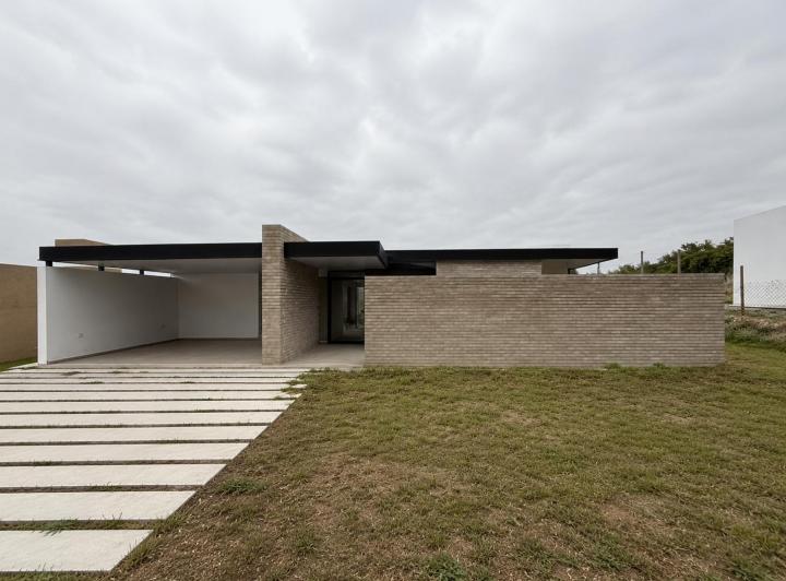 Casa · 250m² · 6 Ambientes · 2 Cocheras